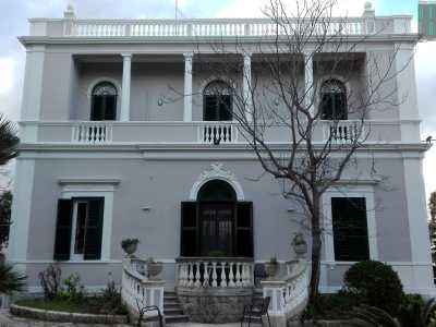 ...e una maestosa villa lilla in cui risaltano i particolari cornicioni monumentali